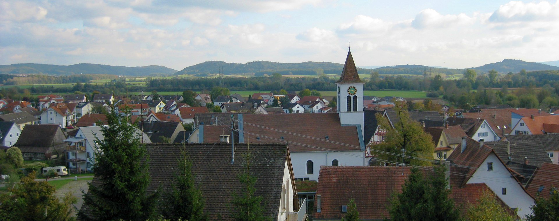 Panorama von Volkertshausen mit Kirchturm